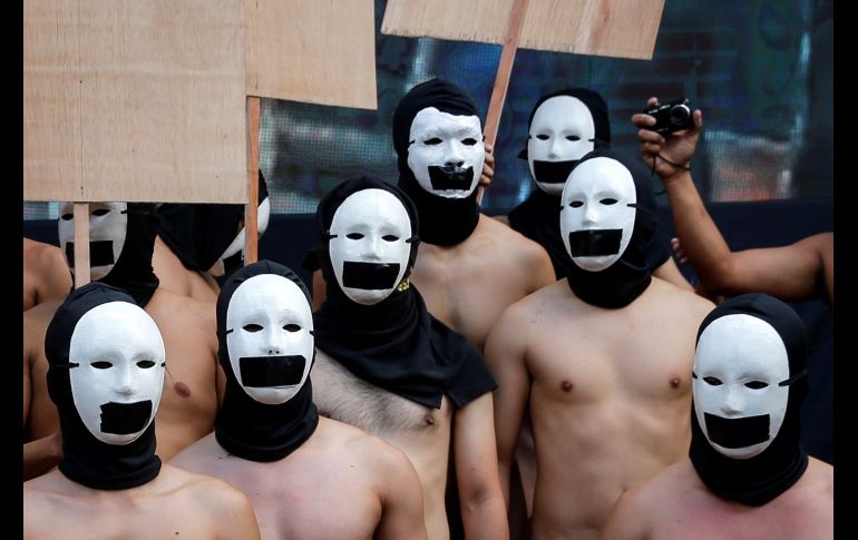 Miembros de la hermandad Alpha Phi Omega posan desnudas durante la celebración de la 