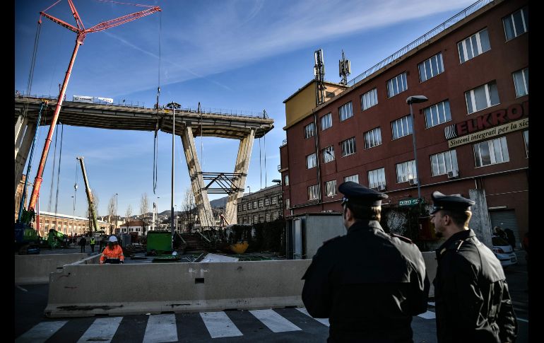 Policías observan mientras comienzan las obras para demoler lo que queda del puente Morandi en Génova, Italia. El derrumbe de la estructura en agosto pasado dejó 43 personas muertas. AFP/M. Bertorello