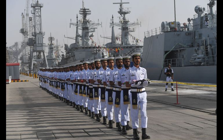 Elementos de la Marina marchan con banderas de los países participantes en el ejercicio multinacional 