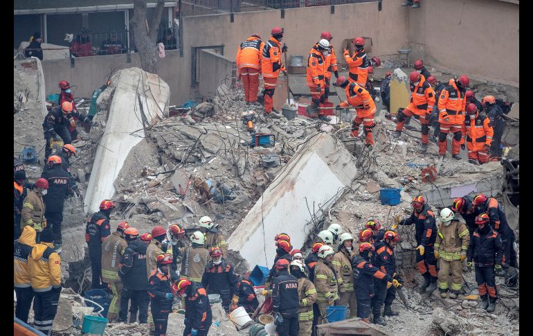 Rescatistas trabajan este viernes entre los escombros del edificio de ocho plantas que se derrumbó en el distrito de Kartal.