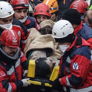 Rescatan a joven tras dos días sepultado en edificio en Turquía