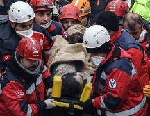 Rescatan a joven tras dos días sepultado en edificio en Turquía