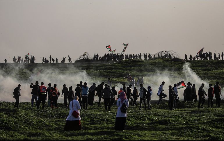 Las protestas atrajeron a miles de palestinos que se reunieron en cinco ubicaciones a lo largo de la Franja, arrojando rocas hacia las fuerzas israelíes. EFE/M. Saber