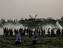 Las protestas atrajeron a miles de palestinos que se reunieron en cinco ubicaciones a lo largo de la Franja, arrojando rocas hacia las fuerzas israelíes. EFE/M. Saber