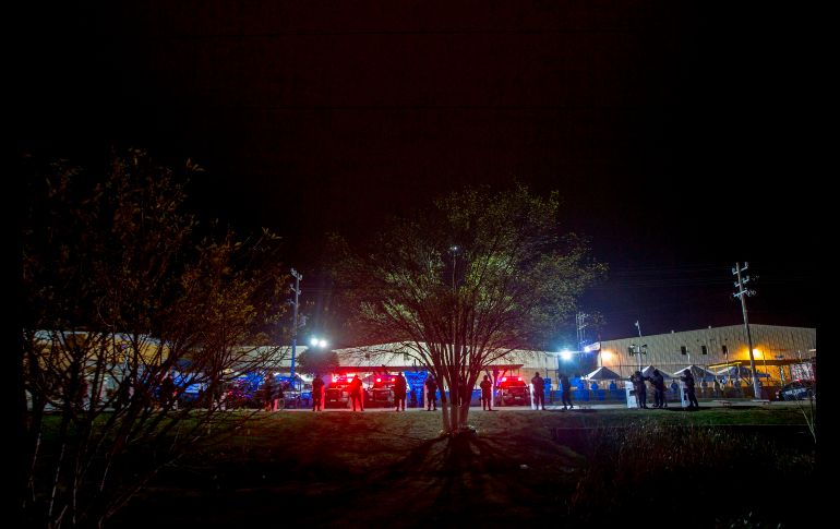 Elementos de la Policía Federal resguardan el albergue esta madrugada.