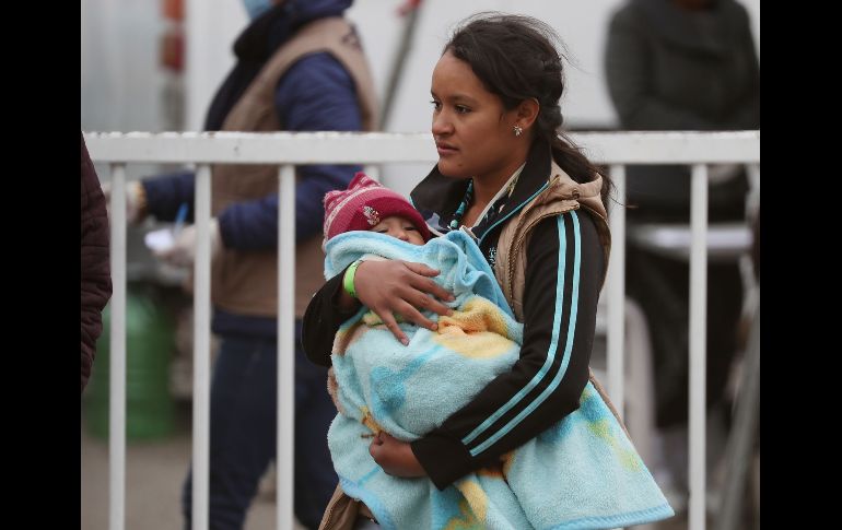 Migrantes de una caravana procedente de Centroamérica aguardan en una bodega habilitada como refugio en Piedras Negras, Coahuila.