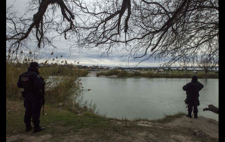 Mientras policías vigilan en Coahuila, del otro lado del río Bravo, en Eagle Pass, Texas, se observan vehículos de la Patrulla Fronteriza estadounidense.
