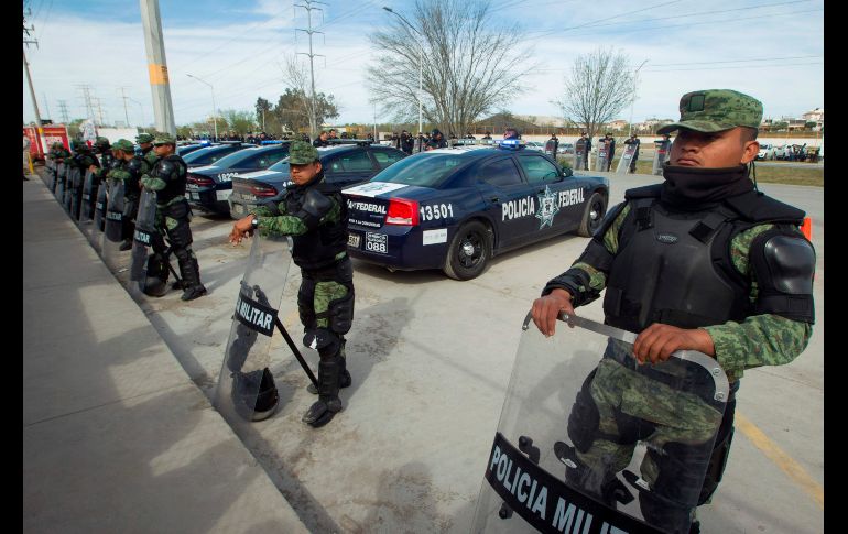 Los cientos de militares y policías sólo permiten a los migrantes salir en autobuses custodiados para ir a la garita a gestionar sus documentos o bien a tiendas de conveniencia a que hagan sus compras.