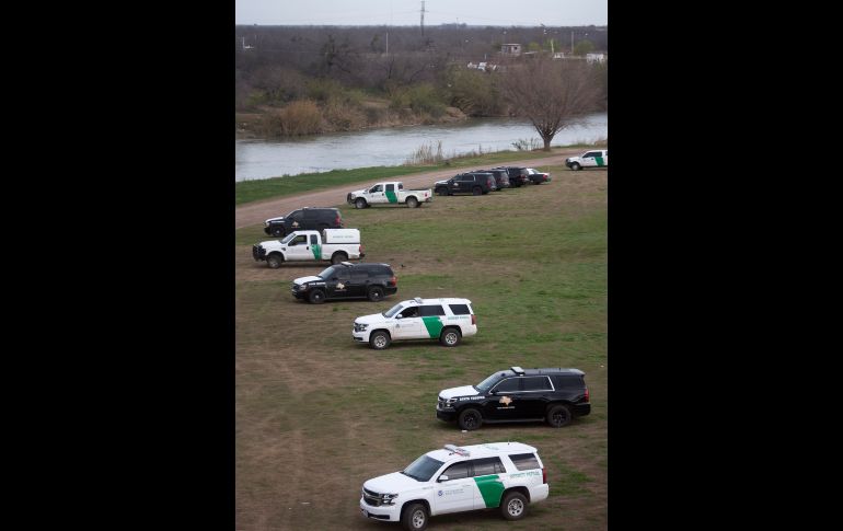 En la parte inferior de los puentes internacionales, la vigilancia por parte de elementos de la Patrulla Fronteriza también es constante.