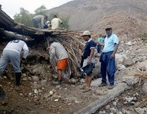 Fotografía cedida por la Agencia Andina que muestra los daños causados por el deslizamientos de lodo y piedras este viernes en el distrito de Aplao, en la región sur andina de Arequipa. EFE/CORTESÍA