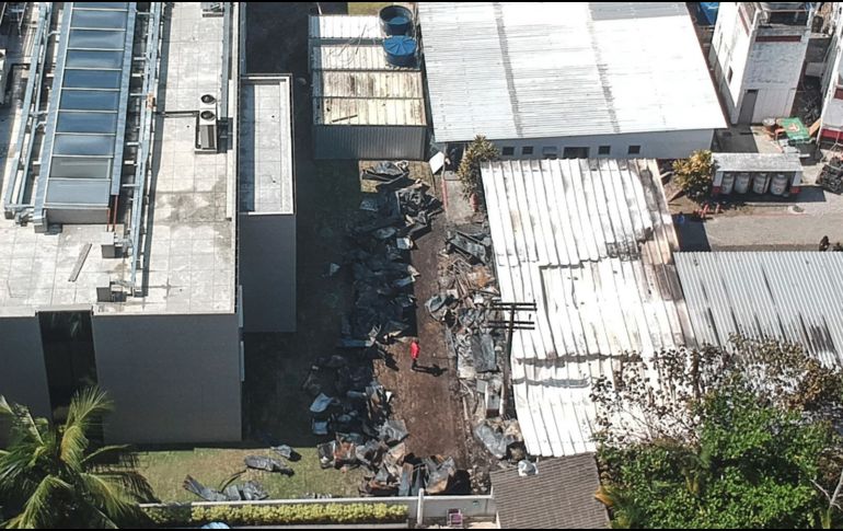 Vista aérea que muestra los estragos del incendio registrado esta madrugada en el centro de entrenamiento del club de futbol Flamengo en Río de Janeiro, Brasil. Al menos 10 personas murieron y varias resultaron heridas. EFE/A. Lacerda