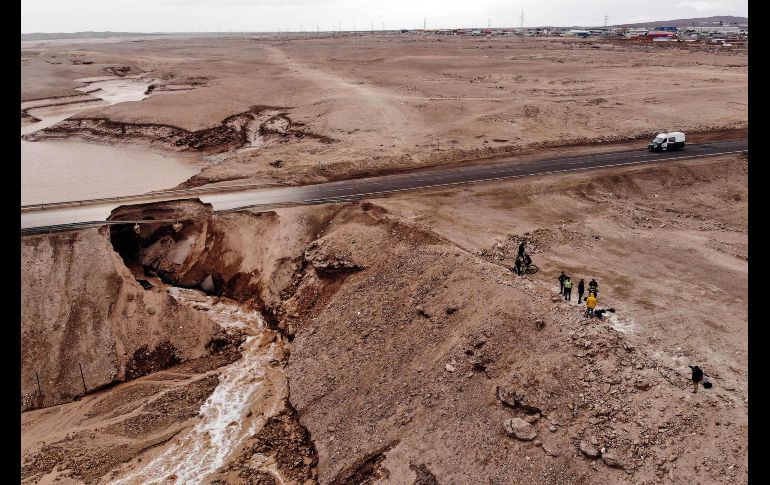 Una zona inundada cerca de una minera en Chuquicamata, Chile. La empresa Codelco suspendió las operaciones de la mina debido a las fuertes lluvias que afectan el norte del país. AFP/P. Tapia