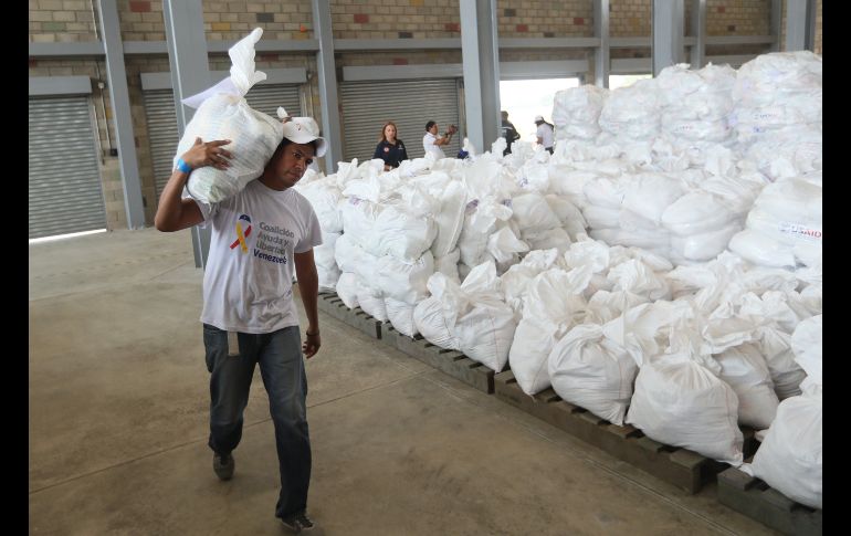 Autoridades organizan el cargamento con la ayuda humanitaria para Venezuela en un centro de acopio en el puente internacional de Tienditas, en la ciudad colombiana de Cúcuta. EFE/M. Dueñas