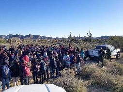 Fotografía cedida por la Patrulla Fronteriza (CBP) donde aparece  Un grupo de los centroamericanos detenidos por la Patrulla Fronteriza del sector Tucson tras ingresar al oeste de la población de Lukeville. EFE/CBP