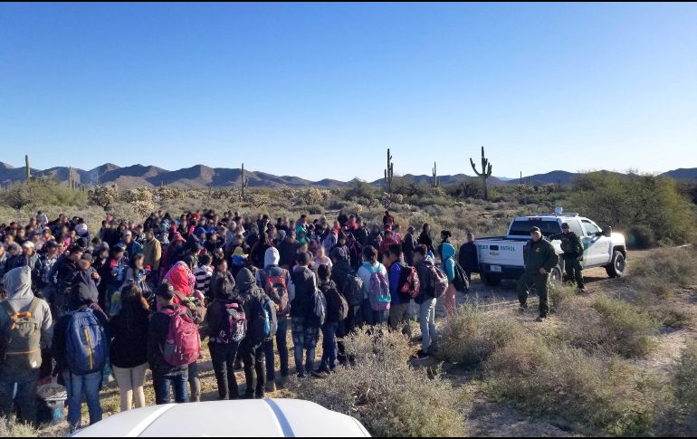 Fotografía cedida por la Patrulla Fronteriza (CBP) donde aparece  Un grupo de los centroamericanos detenidos por la Patrulla Fronteriza del sector Tucson tras ingresar al oeste de la población de Lukeville. EFE/CBP