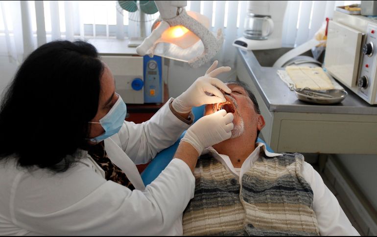 En el IMSS Jalisco trabajan 130 estomatólogos que además de ofrecer consultas, también promueven una cultura de la salud bucal. EL INFORMADOR / ARCHIVO