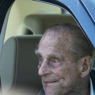 El príncipe Felipe dejará de conducir tras accidente