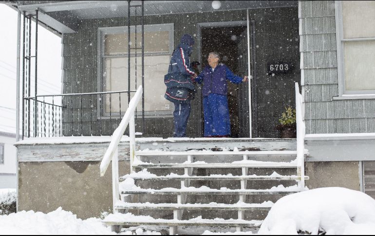 Prevén que las nevadas duren todo el sábado, y se espera otra tormenta para principios de la próxima semana. AFP/D. Rayder