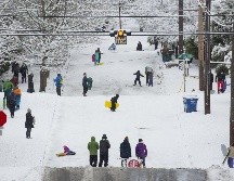 Prevén que las nevadas duren todo el sábado, y se espera otra tormenta para principios de la próxima semana. AFP/D. Rayder