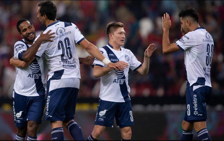 Jugadores de Puebla celebran su triunfo ante Atlas luego del partido disputado ayer. EFE/F. Guasco