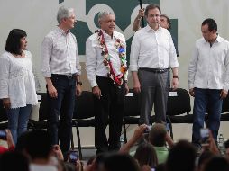 El gobernador Alfredo del Mazo; el presidente Andrés Manuel López Obrador y el secretario de Educación, Esteban Moctezuma, hacen entrega de las becas 