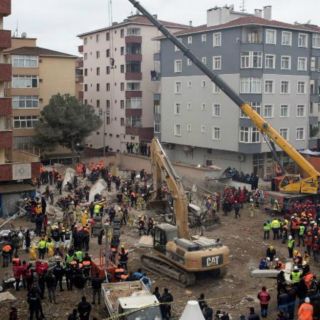 Suben a 21 los muertos en derrumbe de edificio en Estambul