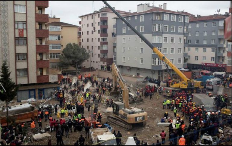 El edificio de ocho plantas del distrito de Kartal se vino abajo el miércoles. EFE / ARCHIVO