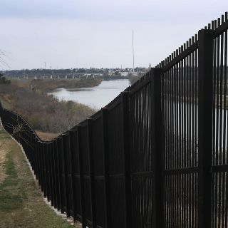 Trump critica a demócratas por ofrecer "poco dinero" para muro