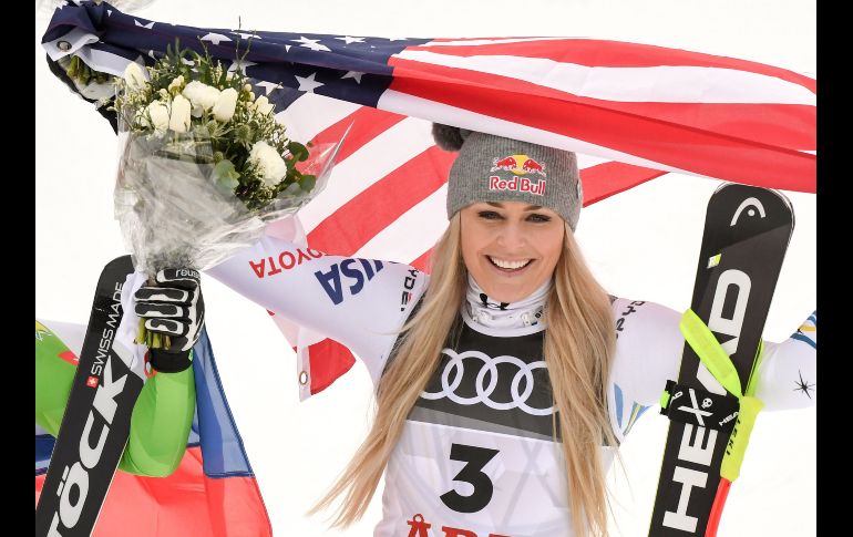 La estadounidense Lindsey Vonn festeja su tercer lugar en el descenso del campeonato mundial de esquí alpino en Are, Suecia. Vonn se despidió este domingo de su carrera como esquiadora, en la que consiguió ocho medallas en Campeonatos del Mundo y tres en Juegos Olímpicos. AFP/F. Marit