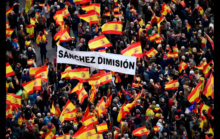 Convocadas por la derecha y la ultraderecha, miles de pesonas protestan en Madrid contra el primer ministro español, Pedro Sánchez, al que acusan de 
