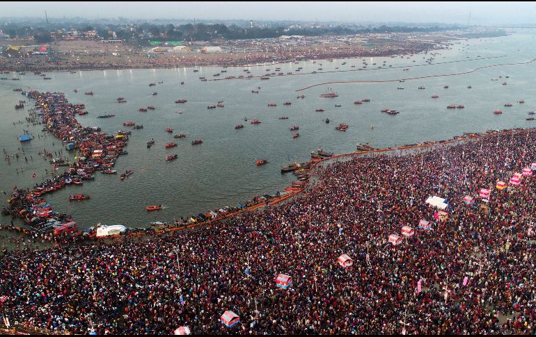 Miles de hindúes toman el baño en el Sangam, donde confluyen los ríos sagrados Yamuna y Ganges, así como el mítico Saraswati, en Prayagraj, India. El ritual forma parte de las celebraciones del festival Kumbh Mela. AP/R. Kumar Singh
