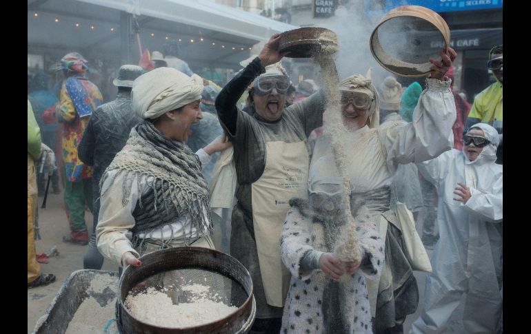 La batalla de harina del 'Fareleiro' de Xinzo de Limia, España, que es el primero de los tres rituales previos al gran domingo de Entroido, el carnaval gallego. EFE/B. Lorenzo