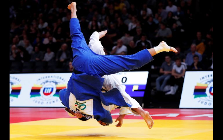 Aaron Wolf, de Japón (blanco), lucha contra EriHemubatu de China (azul), durante la segunda ronda de combate masculina de 100 kg en el torneo de judo de París Grand Slam en París, Francia. EFE/I. Langsdon