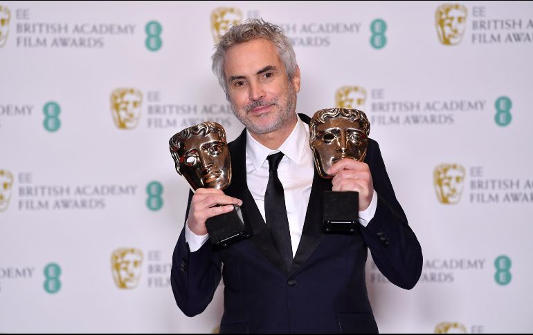 Alfonso Cuarón muestra sus premios por mejor director y mejor película tras la ceremonia de los BAFTA en Londres. La cinta 