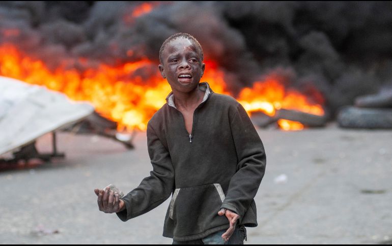 Un joven participa en una protesta en Puerto Príncipe. Haití vivió el domingo su cuarta jornada consecutiva de protestas violentas contra el Gobierno del presidente Jovenel Moise. EFE/J. Marc Herve