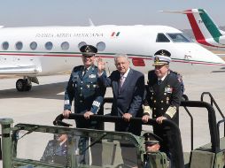 El Presidente Andrés Manuel López Obrador acompañado por el secretario de la Defensa Nacional, Luis Cresencio Sandoval (izq), y el secretario de Marina, José Rafael Ojeda (dcha). EFE/Presidencia de México