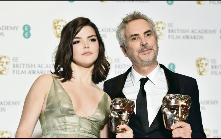 El director mexicano Alfonso Cuarón junto a su hija Tessa, durante la ceremonia de los Bafta. EFE