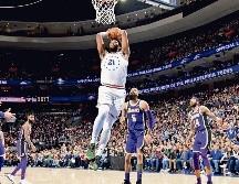 Joel Embiid se destapó con 37 puntos en la victoria de ayer de los 76ers. AFP / J. Garrabrant