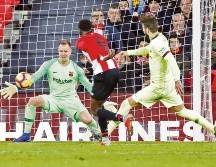 Marc-André Ter Stegen evita el gol a disparo de Iñaki Williams. El alemán fue el salvador del cuadro catalán. EFE