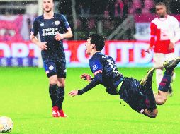 Hirving Lozano vuelve a tener acción, pero como siempre, fue víctima de rudezas. EFE