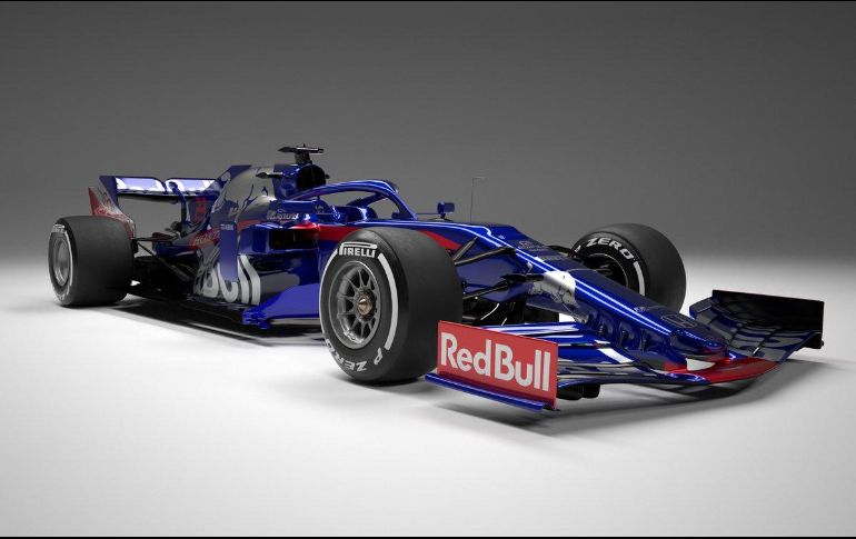 El coche presenta un aspecto diferente para adaptarse a las restricciones aerodinámicas introducidas este año, aunque mantiene los colores azul, plateado y rojo que definen al equipo. TWITTER / @ToroRosso
