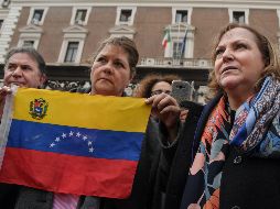 Miembros de la delegación venezolano espera antes de ser recibidos por funcionarios del Vaticano. AFP / T. Fabi