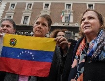 Miembros de la delegación venezolano espera antes de ser recibidos por funcionarios del Vaticano. AFP / T. Fabi