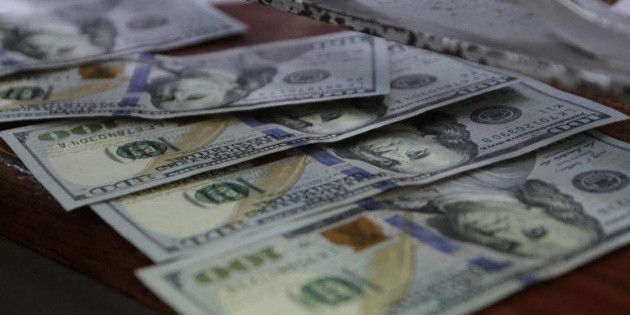 D&oacute;lar gana terreno, se vende hasta en 19.54 pesos en bancos