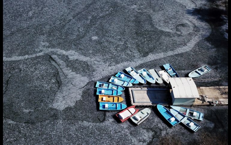 Barcos de pesca atracados en el helado lago Geumgwang en Anseong, Corea del Sur. Se prevén temperaturas de 8 grados bajo cero esta semana en la zona. EFE/ Yonhap