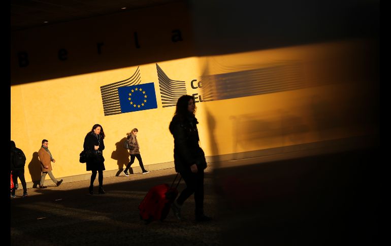 Peatones pasan junto a la sede de la Comisión Europea en Bruselas, Bélgica. AP/F. Seco