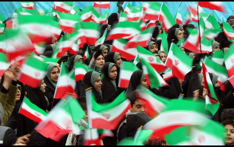 Estudiantes ondean banderas iraníes durante una ceremonia por el 40º aniversario de la Revolución Islámica de 1979  en la plaza Azadi de Teherán, Irán. EFE/ A. Taherkenareh