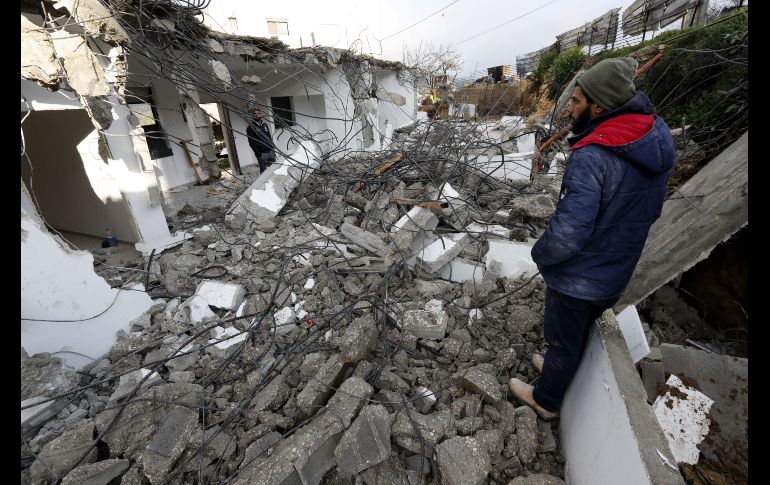 Un hombre comprueba los destrozos en una casa recién derruida por el ejército israelí en la localidad cisjordana de Walajah, cerca de Belén. El ejército israelí derribó viviendas en la zona C en la que los palestinos no obtienen los permisos de construcción por parte de las autoridades israelíes. EFE/A. Al Hashlamoun