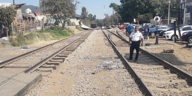 Libera CNTE v&iacute;as del tren en Uruapan