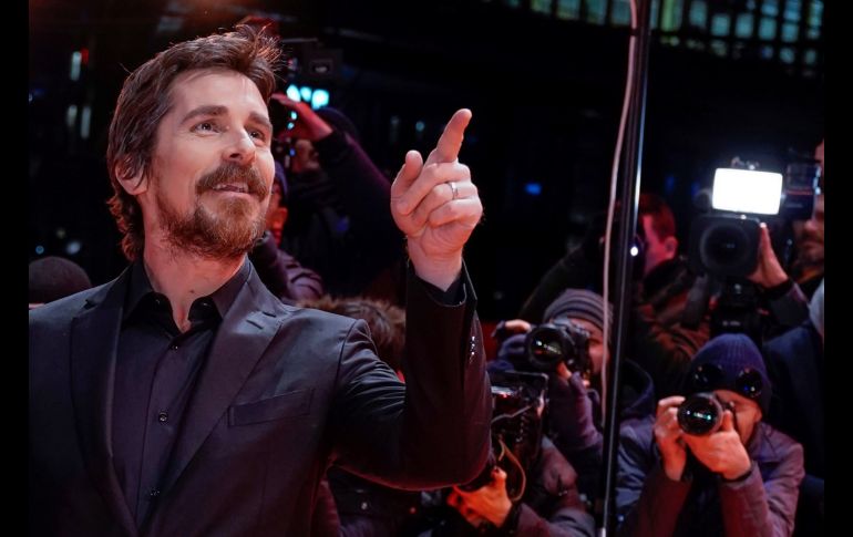 El actor estadounidense Christian Bale posa para los medios durante la presentación de la película 